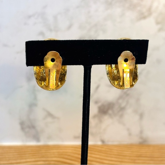 Mimi Di N Signed Vintage 1974 Gold Tone and White Enamel Clip On Earrings - Picture 5 of 9